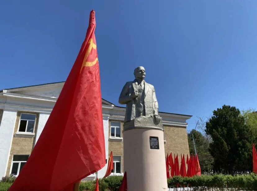 Г рождения ленина. Памятник в Кизилюрте. 22 Апреля день рождения Ленина. Статуя Ленина в Кизилюрт.