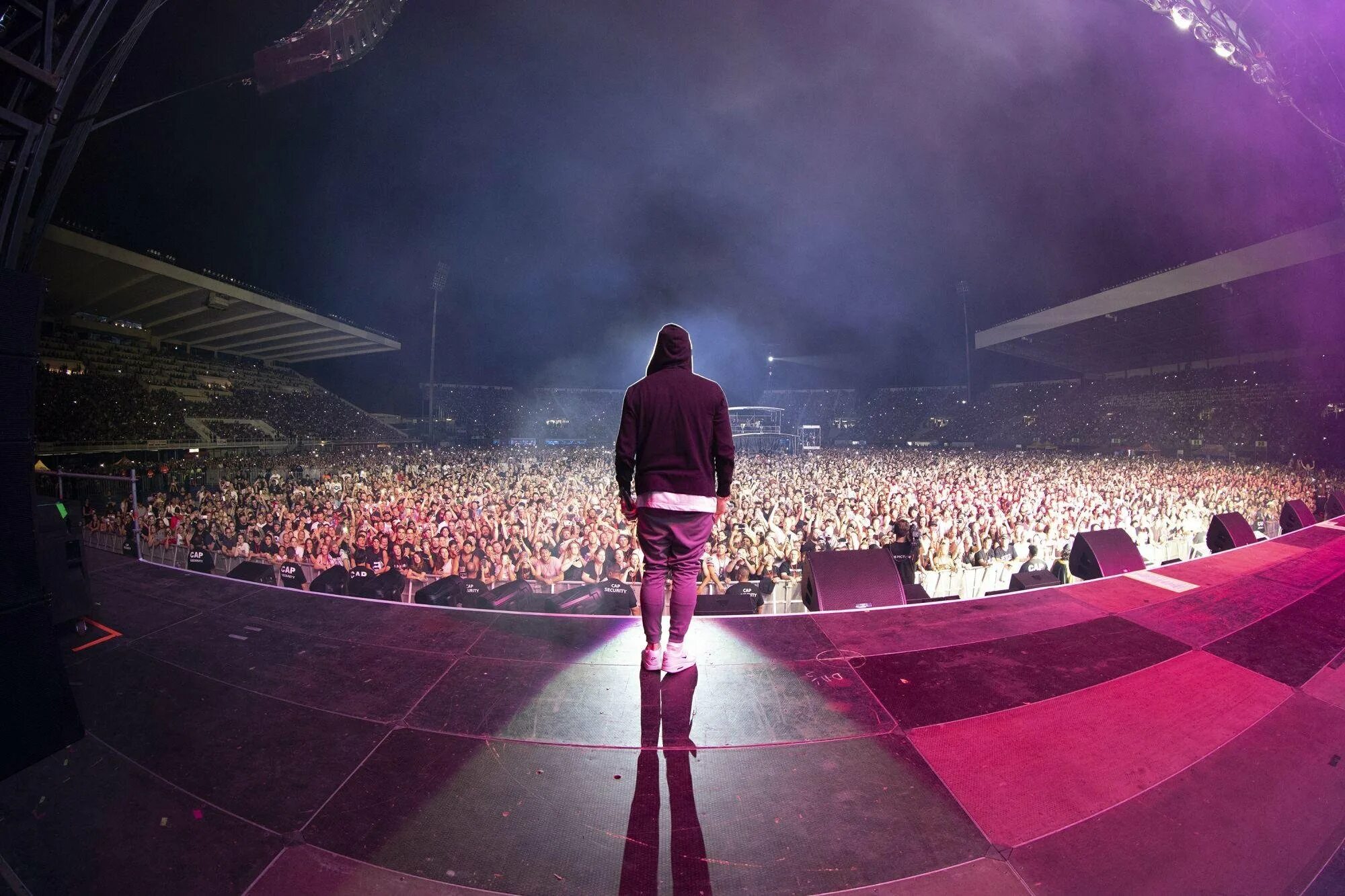 Виды выступлений на сцене. Эминем концерт 2019. eminem live. концерт эминема 2025. эминем на сцене.