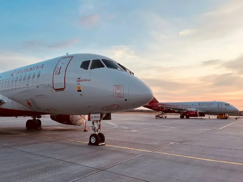 Прямые авиарейсы в сочи. Осетинская авиакомпания. Самолет до питера. Superjet 100. Самолет арка фонтанов.