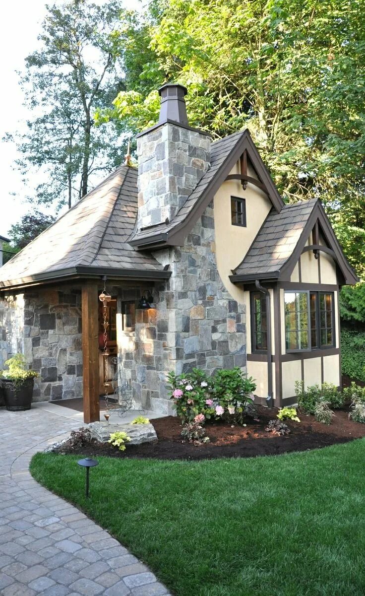 Дача дома камень. Тини Хаус экстерьер. Небольшой домик. Красивые маленькие домики. Красивая дача.