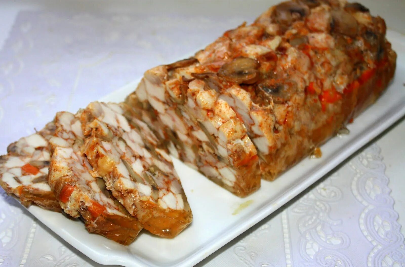 Куриный рулет с желатином. Куриный рулет в бутылке. Рулет с желе. Куриный рулет с желатином. Куриный рулет в желе.