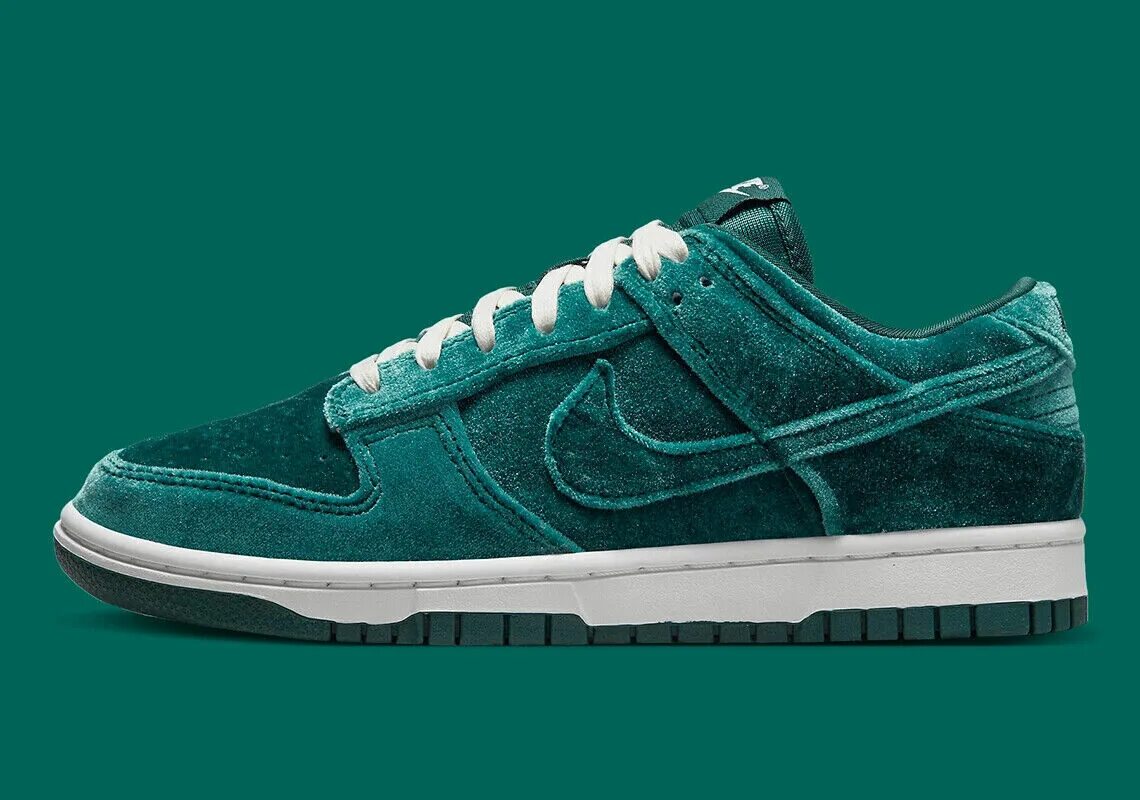 Бархатные найки. Nike Dunk Velvet. Nike Dunk бархатные. Nike Dunk зеленые бархатные. Бархатные тяги найк.