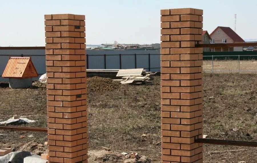 Закладные кирпичных столбов ворот