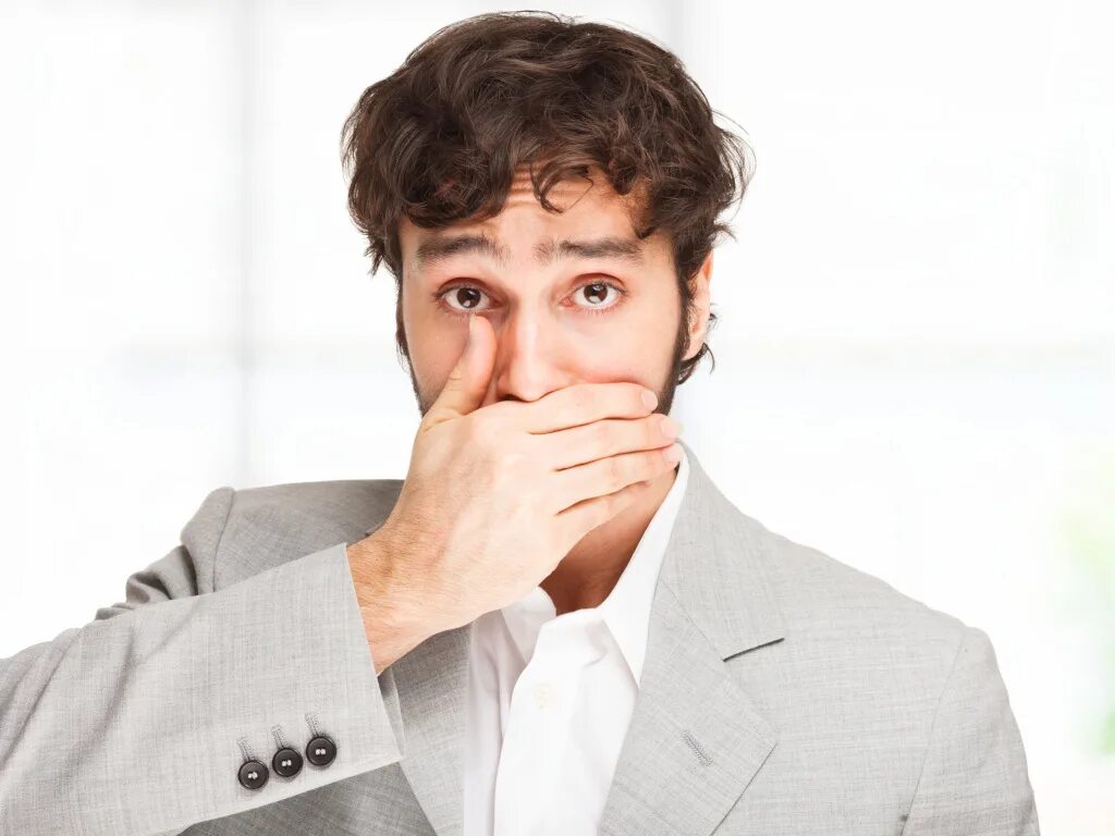 Парень затыкает рот. Женщина с закрытым ртом. Женщина закрывает рот. Парень затыкает рот. Прикрывает рот рукой.