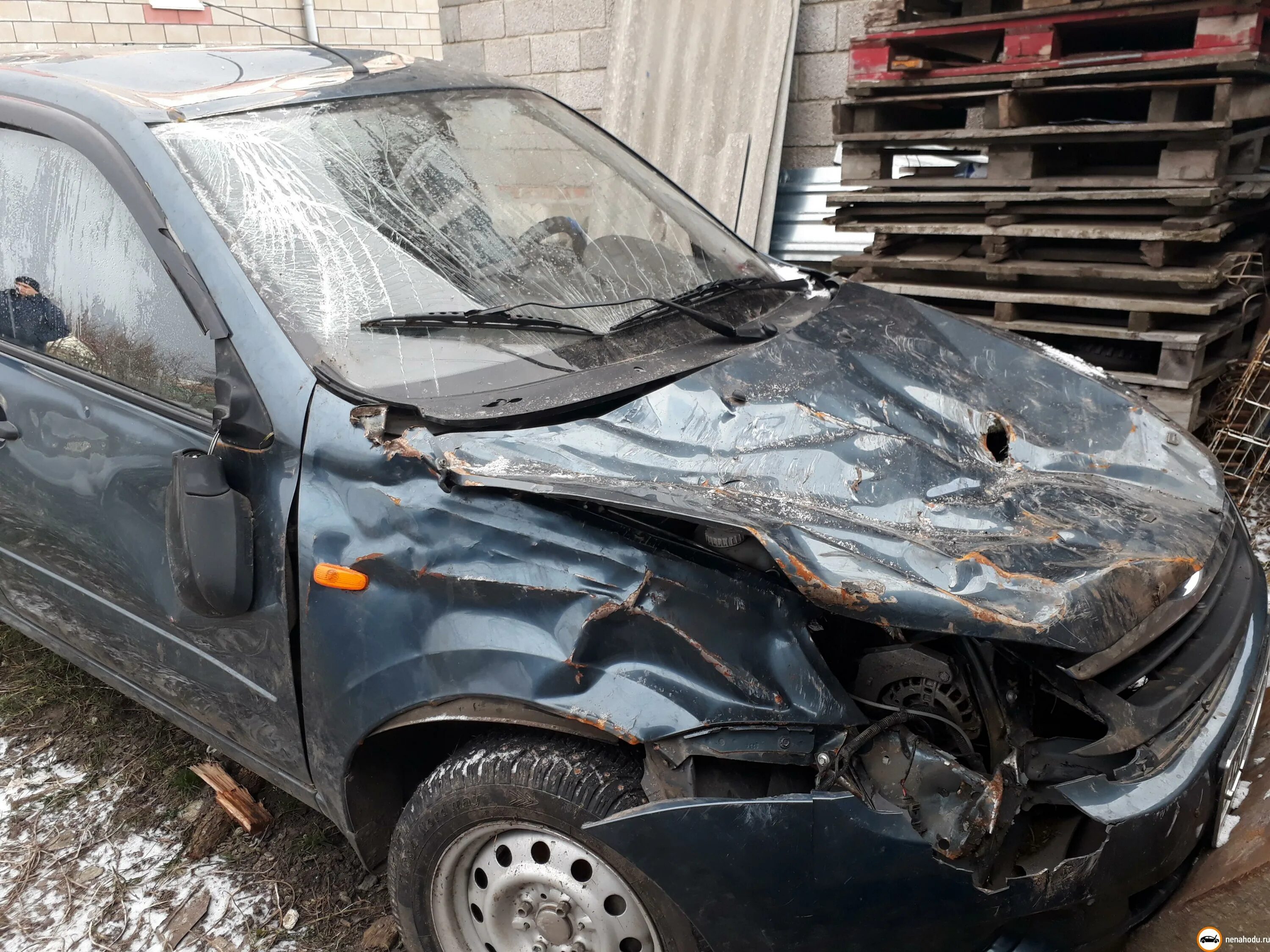 битая машина. битый форд фокус 2 рестайлинг. аварийные битые машины. ваз 2114 битая. аварийный автомобиль.