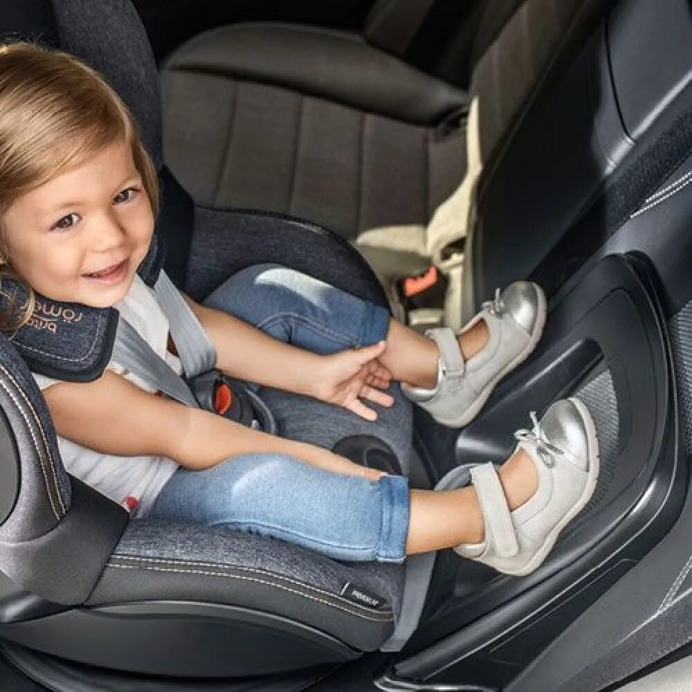 Britax Dualfix. Бустер Britax Romer Isofix. Детское автокресло в машине. Ребенок в автокресле.