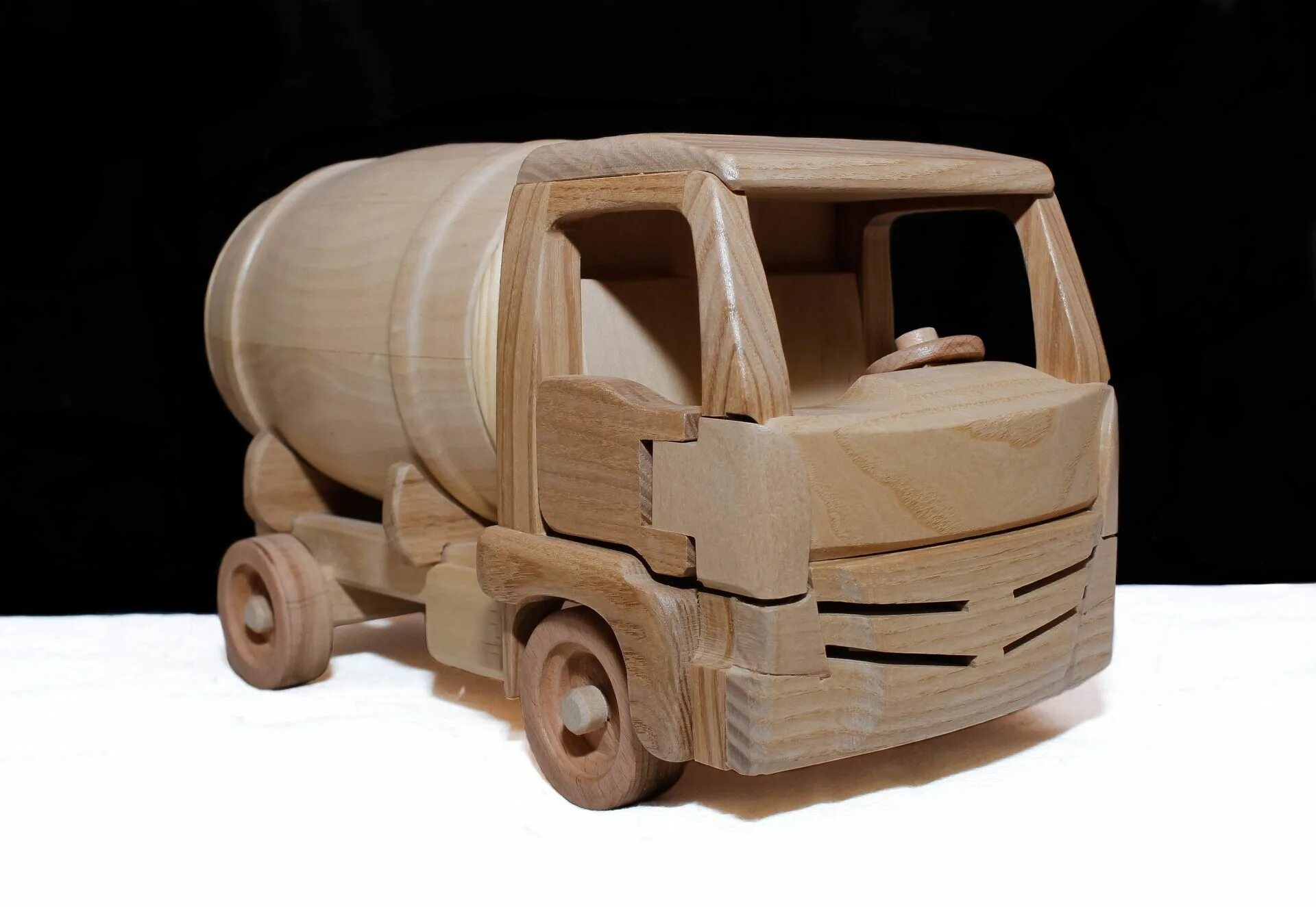 Постройте грузовик. Деревянная машина. Деревянный грузовик. Автомобиль из дерева. Машина из дерева.