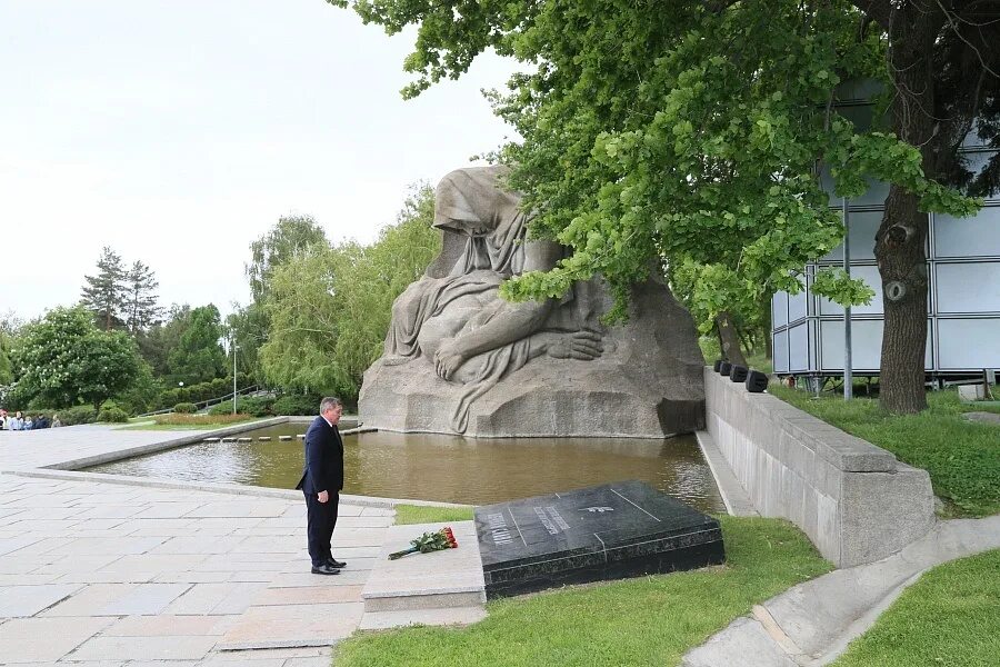 Https ktzn volgograd ru. Малая Братская могила на Мамаевом Кургане. Вечный огонь Волгоград Мамаев Курган. Мамаев Курган возложение цветов. Могила неизвестного солдата на Мамаевом Кургане.