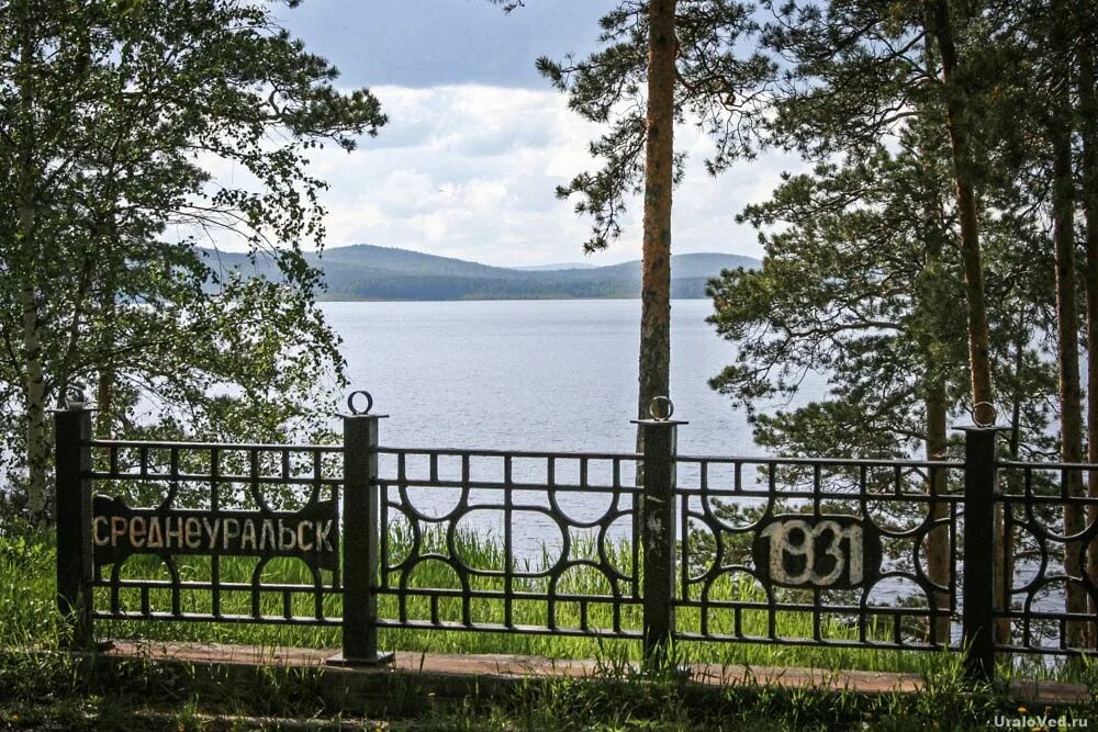 Среднеуральск исеть. Озеро исеть среднеуральск. среднеуральск набережная озеро исетское. озеро исеть среднеуральск смотровая. смотровая площадка исетское озеро среднеуральск.
