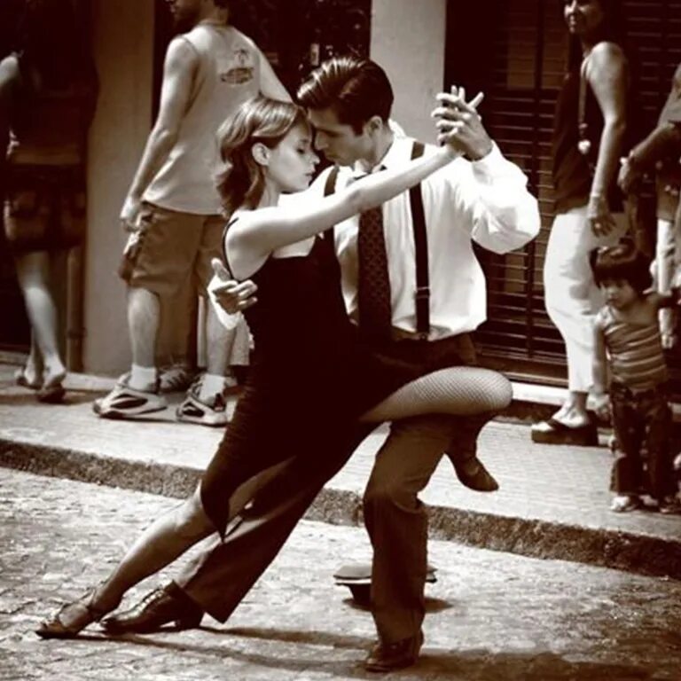 Песни танцы на улице. Танец пары. Медленный танец. Парень и девушка танцуют. Пара танцует.