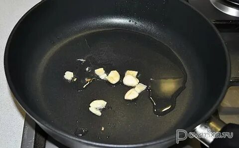 Чеснок в масле на сковороде