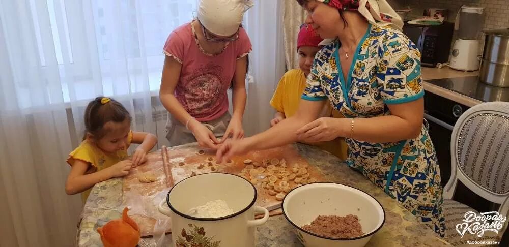 конкурс на лепку пельменей. семейные традиции лепка пельменей. пельмени на столе. семья лепит пельмени. семья лепит пельмени.