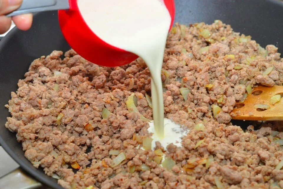Как вкусно потушить фарш. Фарш с молоком. фарш со сметаной. фарш в белом соусе. соус болоньезе ингредиенты.