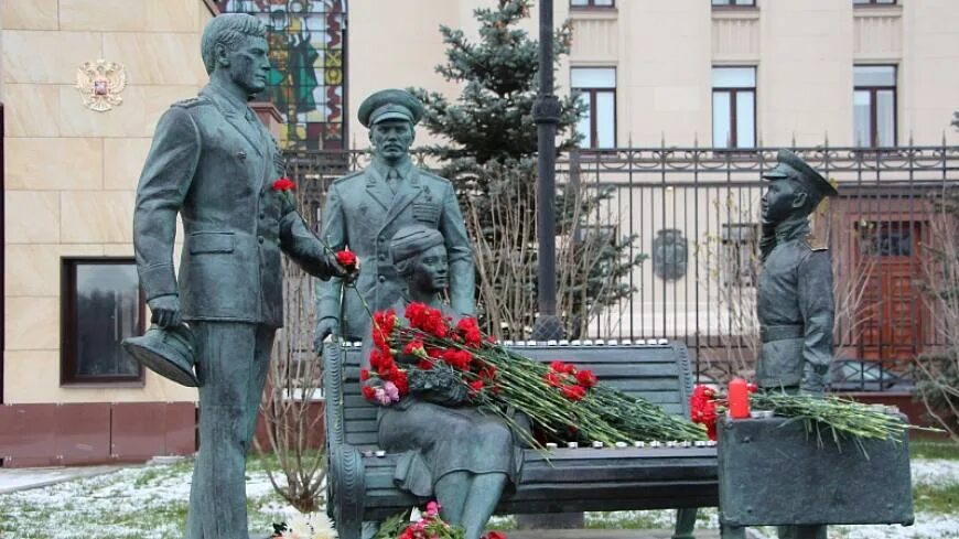 Москве офицеры. Памятник офицеры на Фрунзенской набережной. Памятник Василию Лановому. Памятник Лановому в Москве. Памятник Василию Лановому на Фрунзенской.