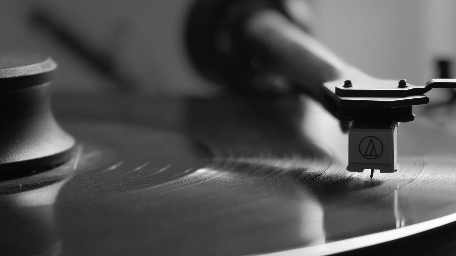 Клавиши рояля. Музыкальная лестница. Визуализация звука. Радужные клавиши фортепиано. Звуковые вибрации.