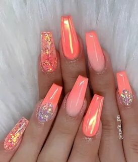 Маникюр коралловый золотым