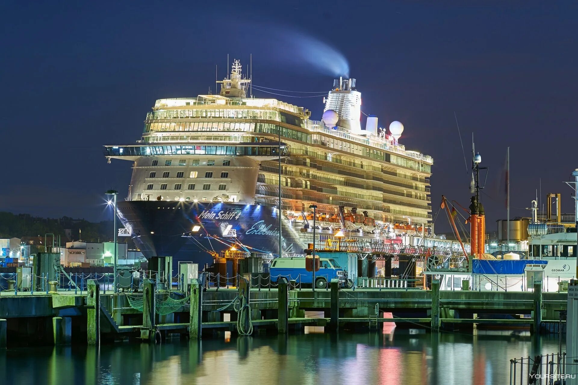 Круизный лайнер Mein Schiff. Круизный корабль порт. Порт Сиэтла круизный лайнер. Океанский лайнер. С корабля современности