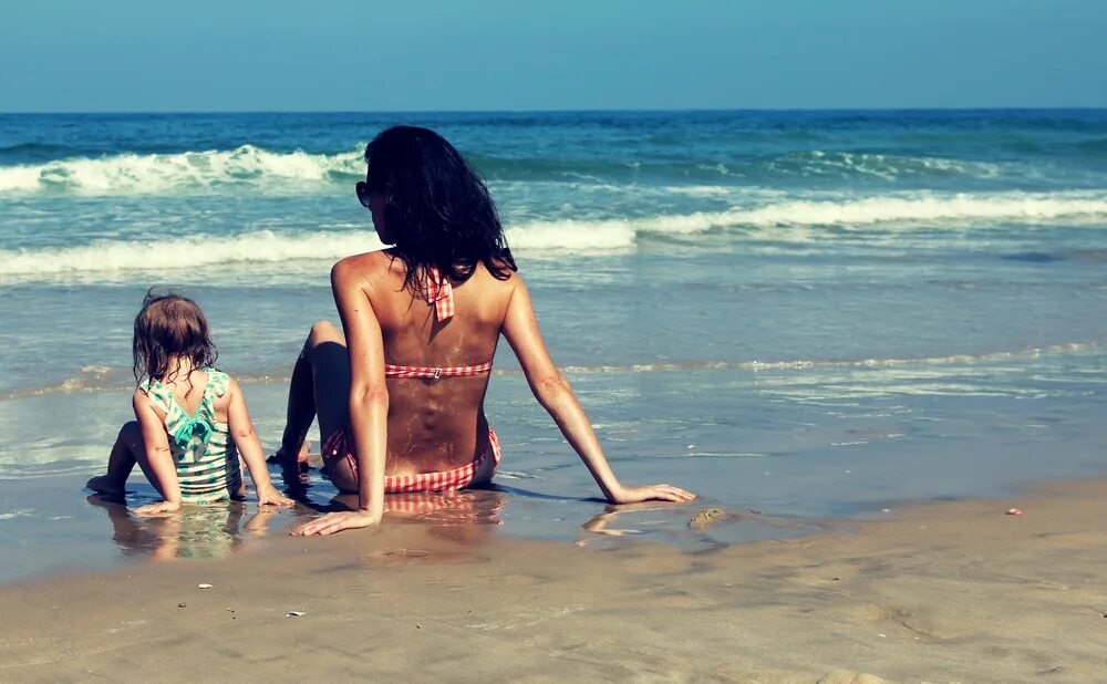 My mother best friend. Дочь на пляже. Доченька на пляже. Моя дочь на пляже. Мама с дочкой на пляже фото.