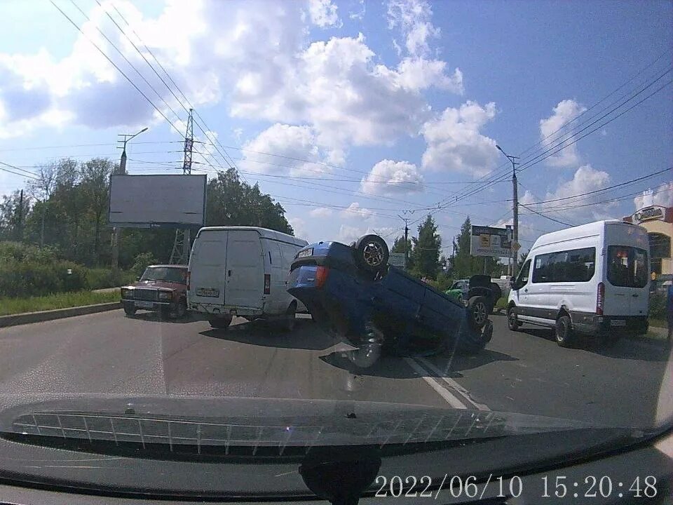 ДТП Смоленск Краснинское шоссе. Автомобиль перевернулся. В Смоленске перевернулась машина.