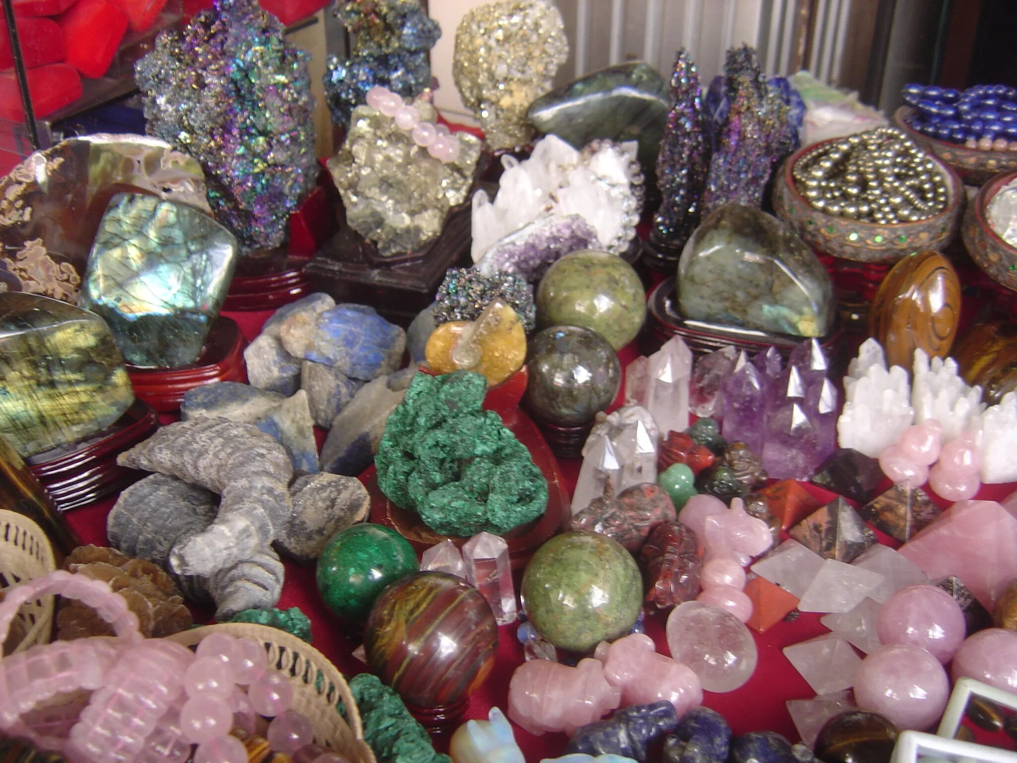 драгоценные камни сырье. Kristall minerals с120. поделочные камни ямала. сапфир самоцвет необработанный. нерудные полезные ископаемые самоцветы.