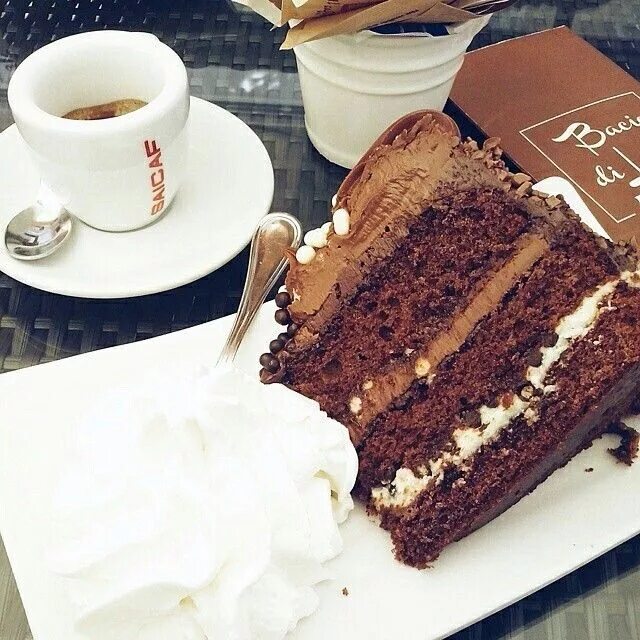 Тирамису как украсить десерт. Mmm cakes. Тортики из пинтереста. Коричневый торт с ягодами. Mmm cakes.