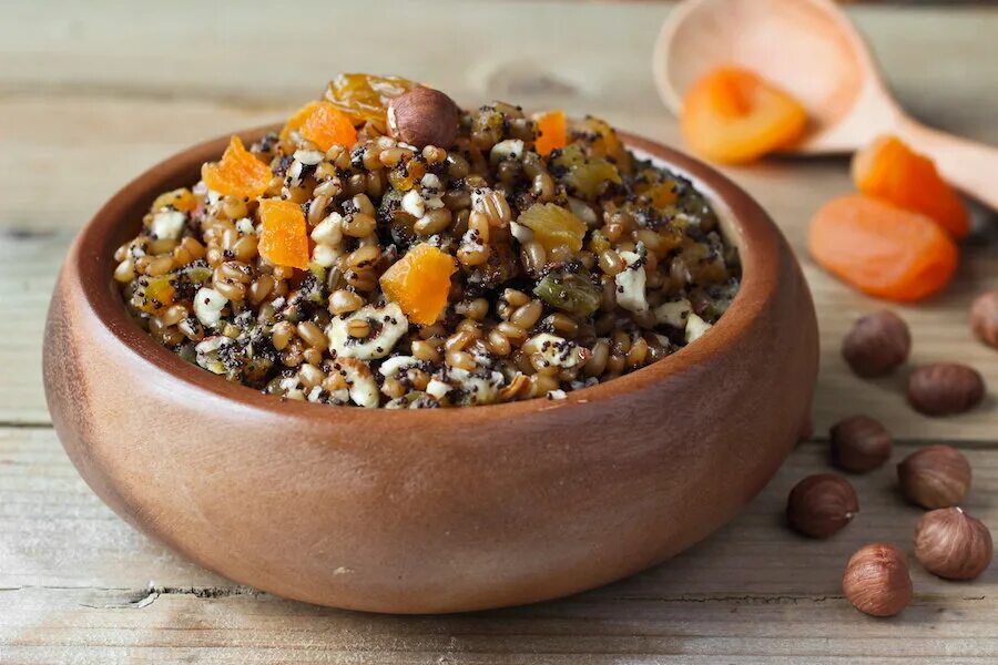 Кутья из пшеницы с маком. Сочиво и кутья. кутья рождественская пшеничная. каша кутья. пшеничная каша кутья.
