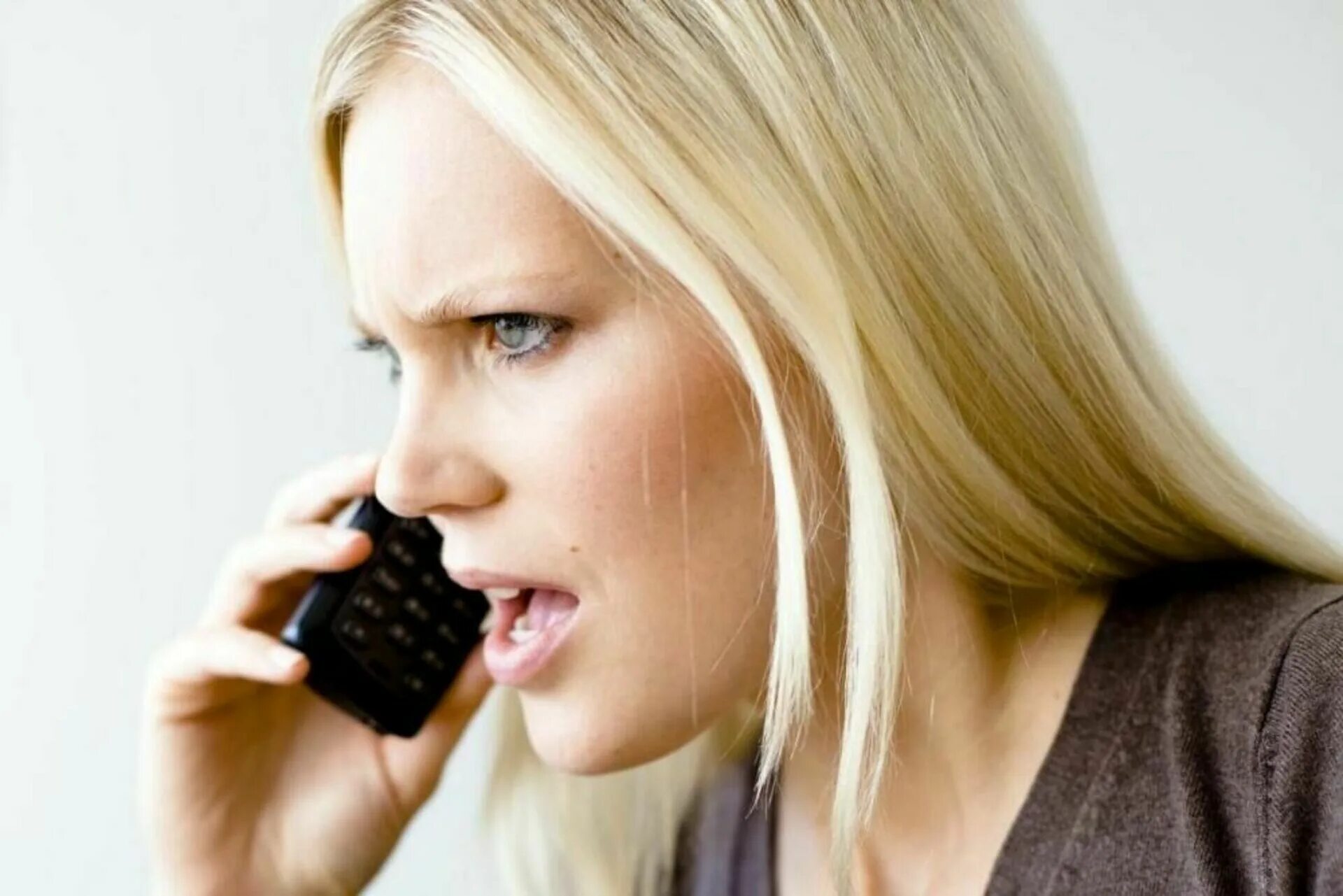 Она общалась с телефона. Женщина разговаривает по телефону. Женщина с телефонной трубкой. Женщина с сотовым телефоном. Блондинка с телефоном.