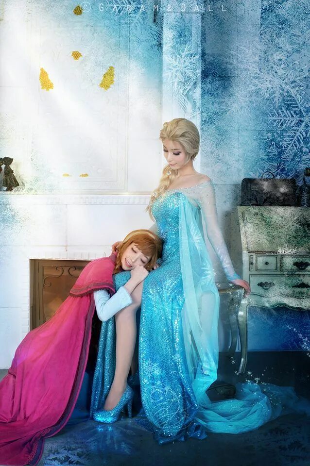 Anna and Elsa Cosplay.