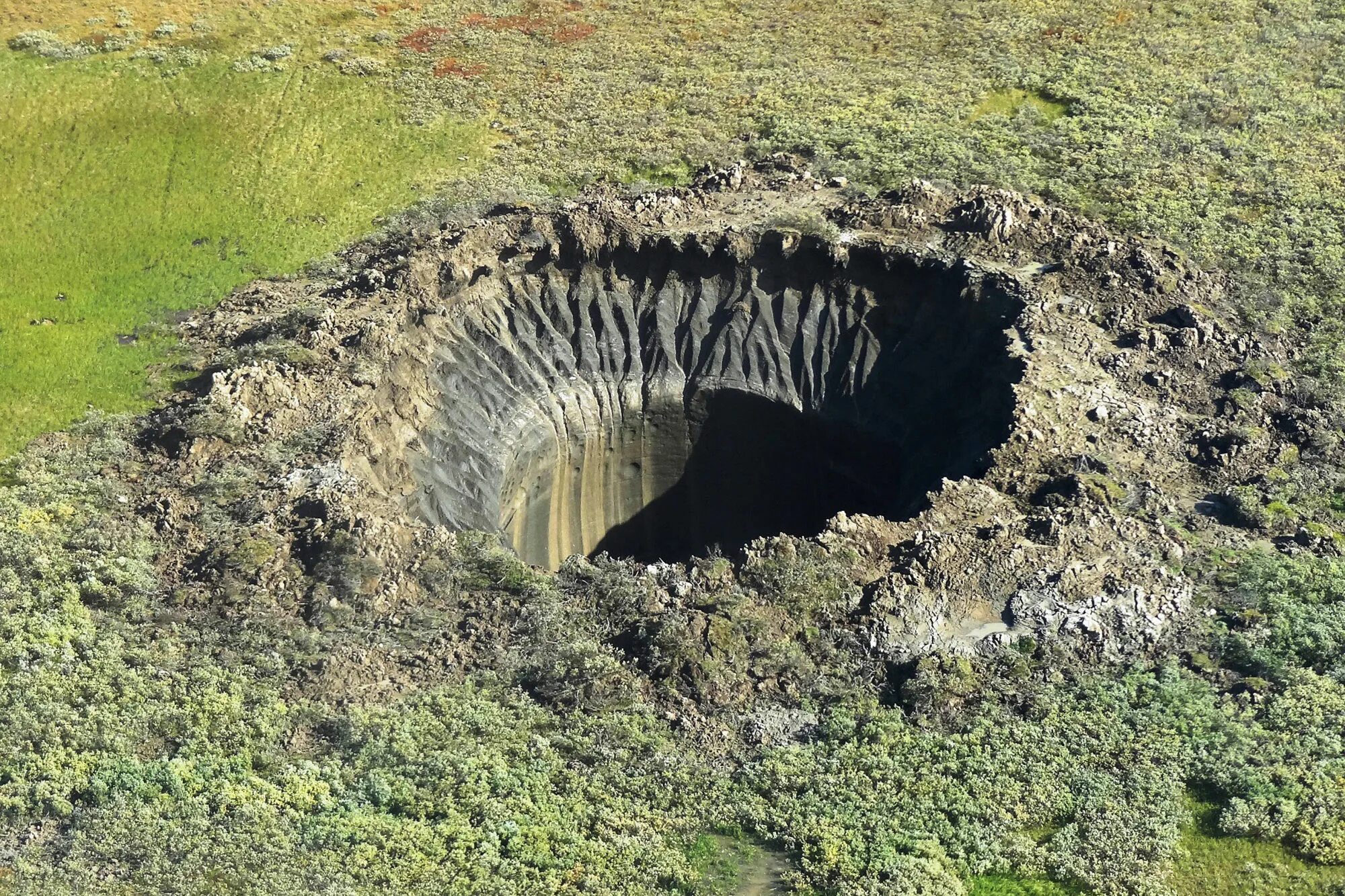 Месте не очень глубокая. Сибирский кратер Батагайка. Карстовая воронка на Ямале. Кратеры на Ямале. Ямальский кратер (Ямальская воронка).