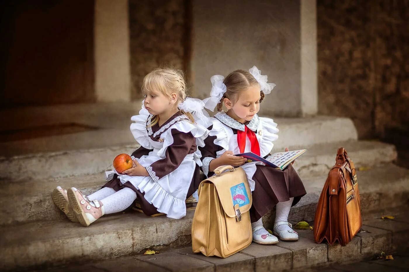 Пришла школьная пора пришла. Фотосъемка детей в школе. Фотосессия первоклассника. Дети первоклашки. Первоклассница.