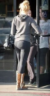 Laura prepon ass