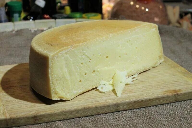 сыр сулугуни кубанский кубанский гостинец «белый медведь». сыр в парафине горный. сыр горном. сыр горный алтайский. козий сыр альпийский.