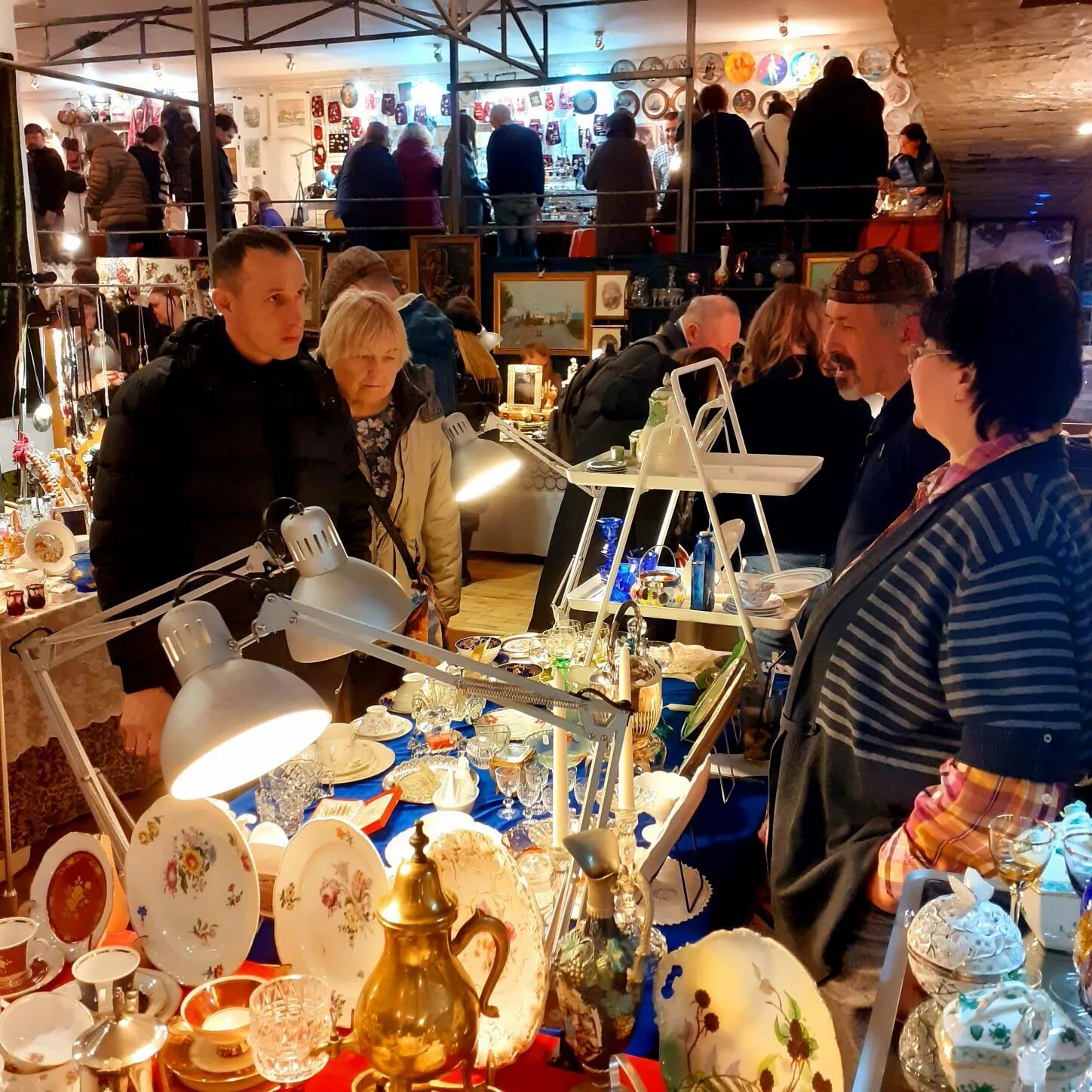 Антикварный маркет блошинка, москва. Блошиный рынок на зубовском бульваре. Блошиный рынок парк культуры. Блошиный рынок парк культуры. Блошиный рынок в москве 2023 расписание.