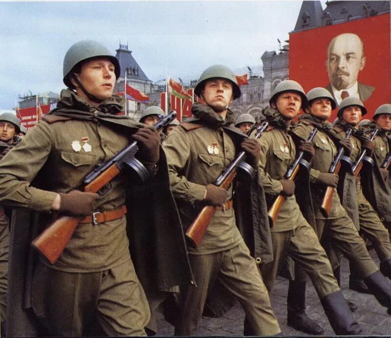 Парад победы солдаты. Советская армия. Солдат Советской армии. Советские войска парад. Солдаты СССР на параде.