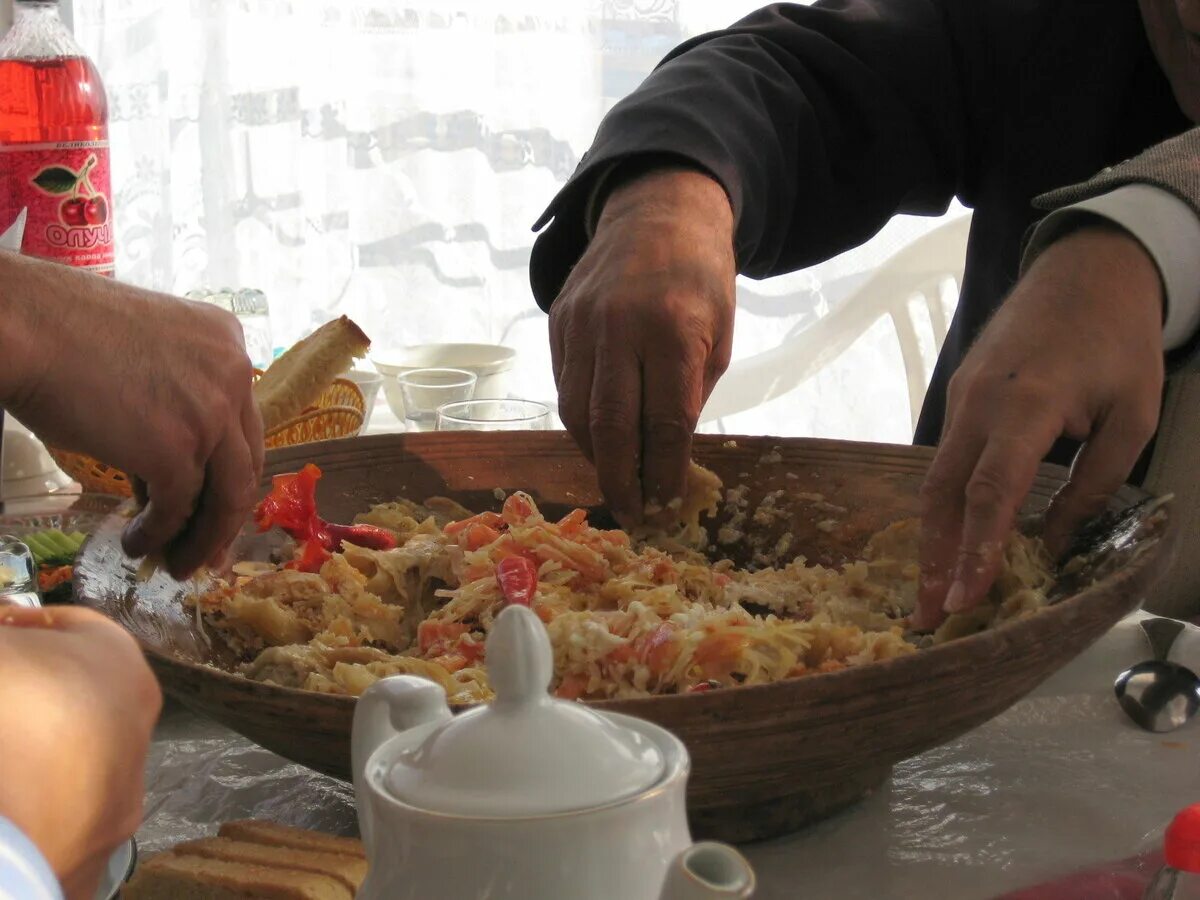 Что едят узбеки. Таджикская кухня курутоб. Плов едят руками. Узбеки едят плов руками. Узбекский плов едят руками.