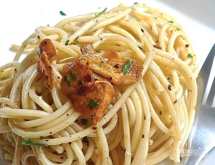 Спагетти с чесноком. Макароны с чесноком. Спагетти с чесноком и маслом. Спагетти с оливками и беконом.