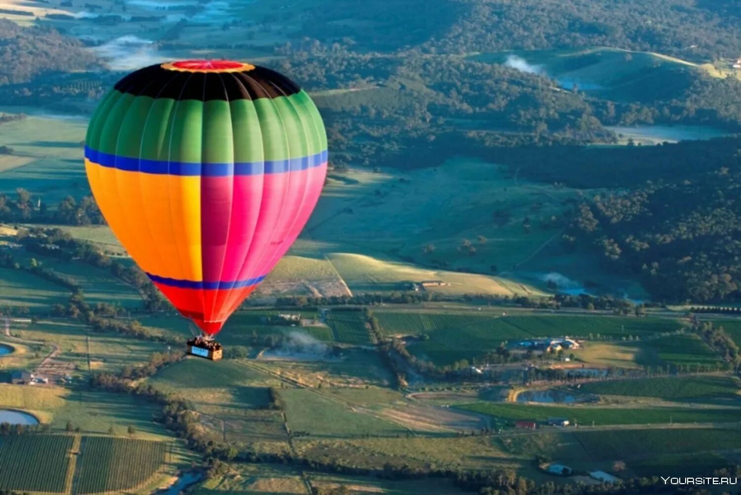 Интересный воздушный шар. Воздушный шар Алазанская Долина. Монгольфьер воздушный шар. Воздушный шар с корзиной. Полет на воздушных шарах.