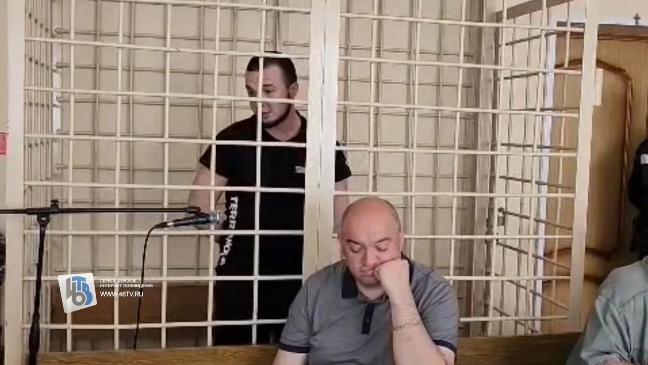 Мужчина в курске в капилоне. Подъезды домов в европе. Криминал курск. Новости о нападении на курск. Тёткино курская область обстрел.