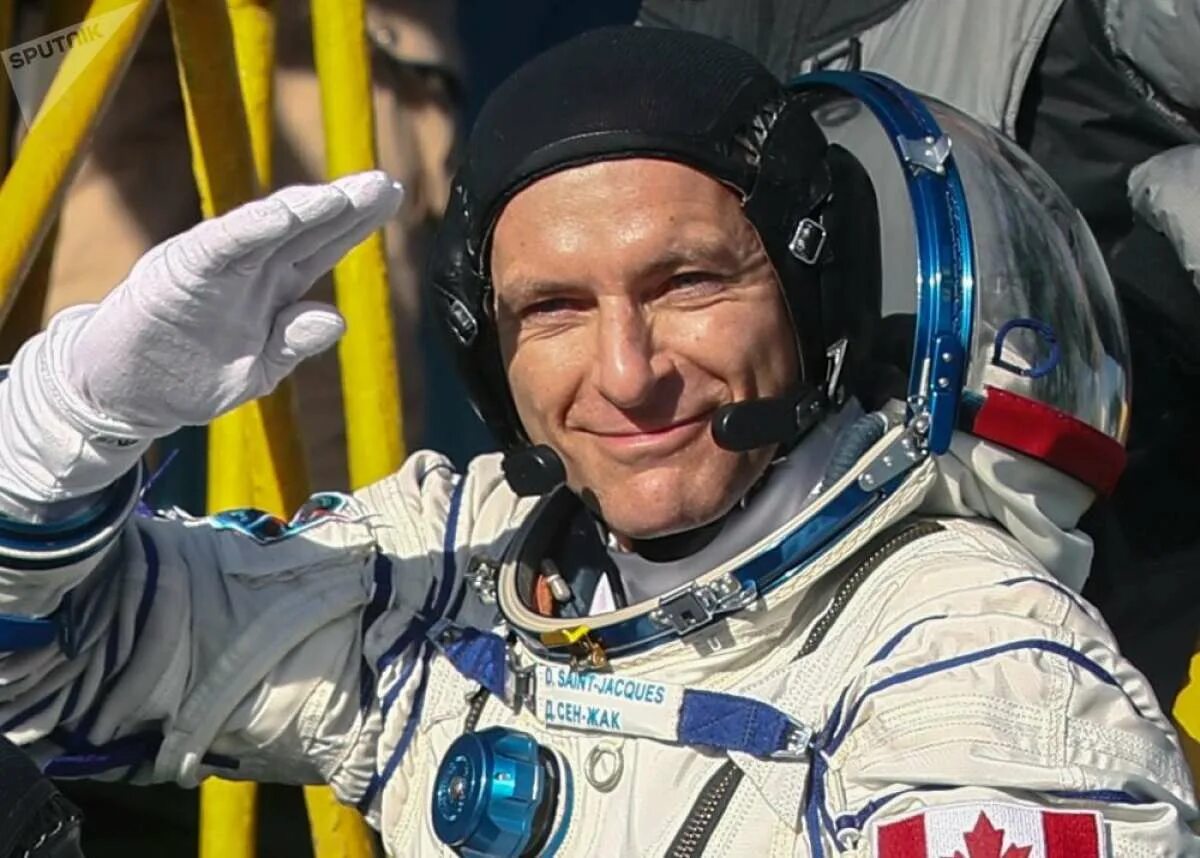 Самый первый человек в космосе в мире. Космонавты перед стартом. Канадский космонавт. Космонавт в ракете.