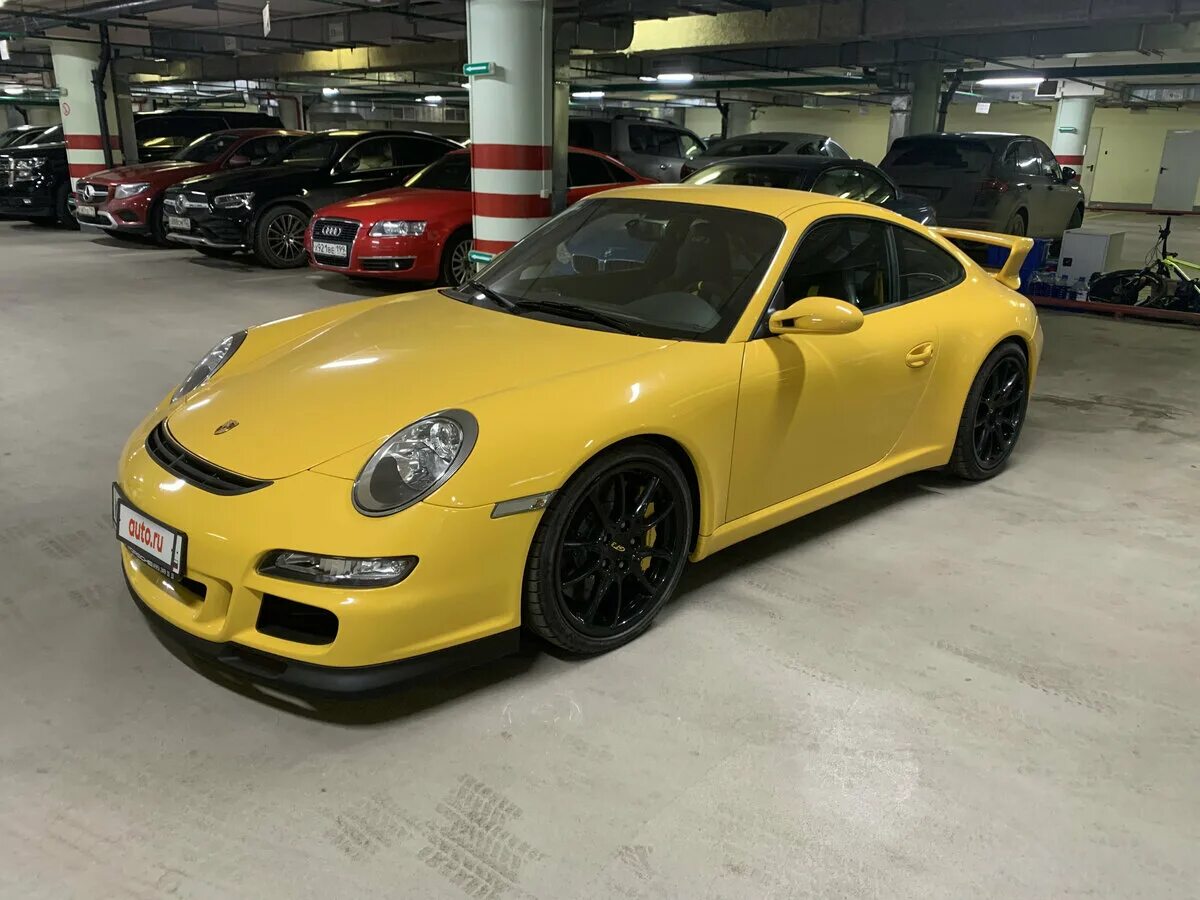 Купить порше купе. Порше 911 купе жёлтый. Порше 911 gt3 2007 жёлтый. Порш 2007. Желтый Порше гт3 991 с полосами.