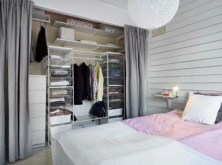 Интерьер гардеробной. Гардеробная со стеклянной перегородкой. Дизайнерские шкафы в спальню. Стеклянная перегородка гардероб. Гардеробная со шторкой.