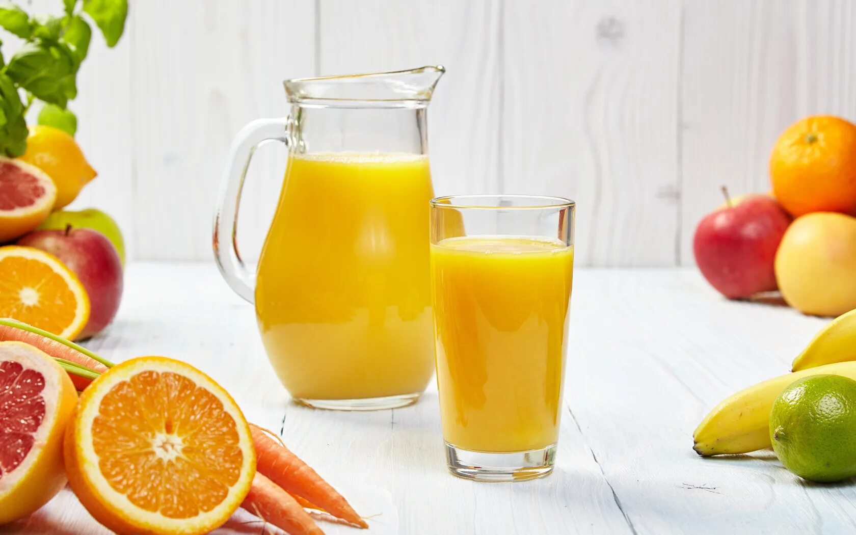 And her juices. Свежевыжатые фруктовые соки. And her juices. Овощные и фруктовые соки. And her juices.