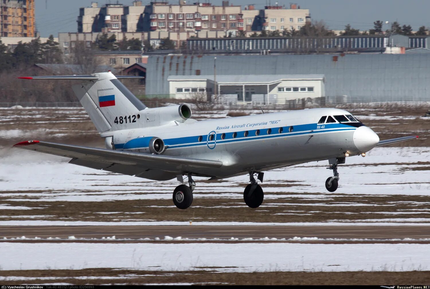 Як 40 купить. Як-40 пассажирский самолёт. Яковлев як 40 самолет. Як 40 87792. Як-40 48112.