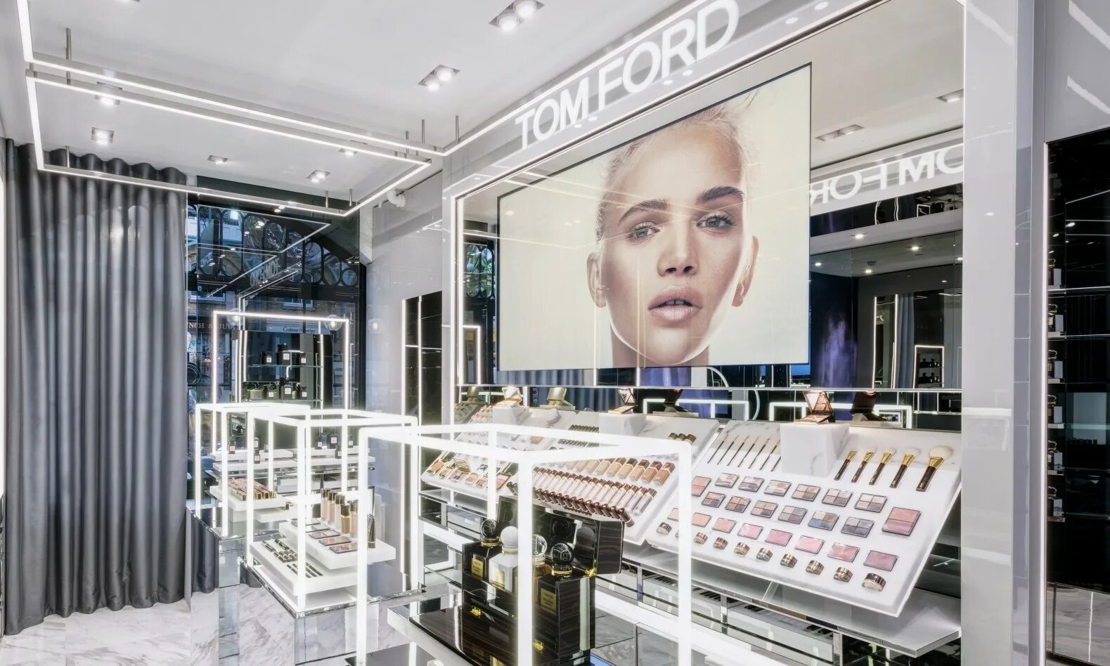 Цум том форд. Tom Ford Beauty Boutique. Boutique Tom Ford London. ЦУМ магазин Tom Ford. Модный дом Tom Ford.