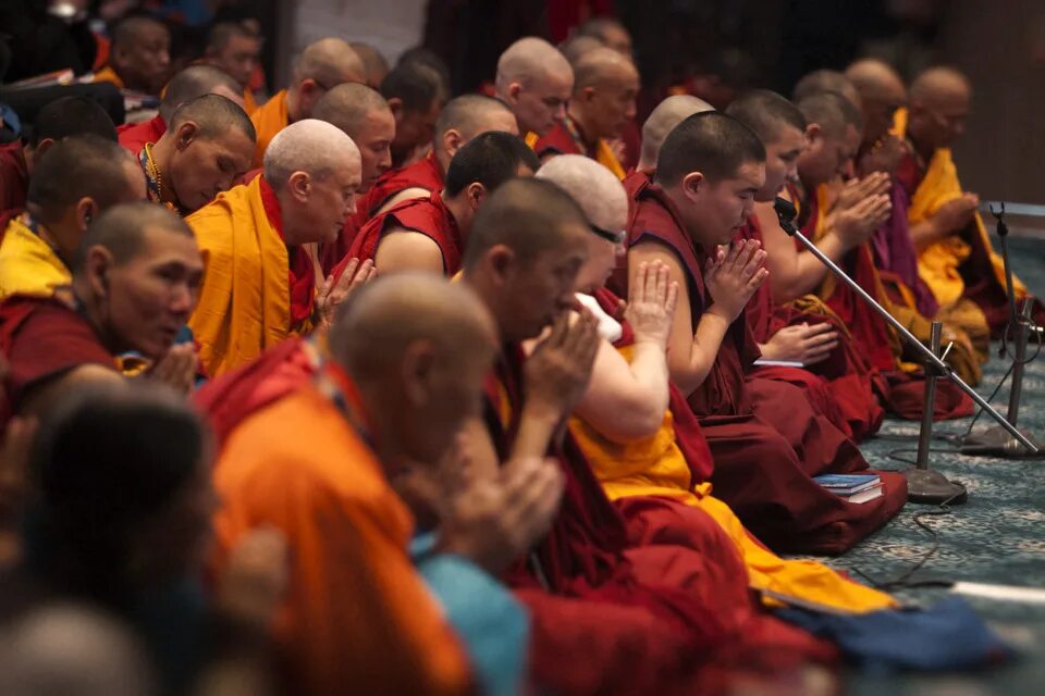 Далай лама в Будапеште 2010 встреча с паломниками 2010. Буддисты в России. Будда в России. Ламаизм в России.