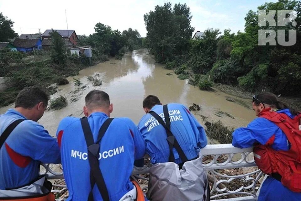 Спасение при наводнении мчс. Наводнение в крымске мчс. мчс россии паводки эвакуация. наводнение спасатели. мчс наводнение.