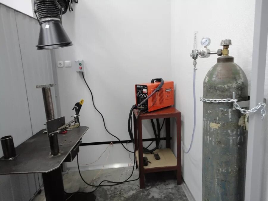 Схема рабочего места сварщика полуавтоматической сварки. Ручной сварочный пост. Сварочный пост механизированной сварки. Ручной сварочный пост. Пост сварки аргоном.