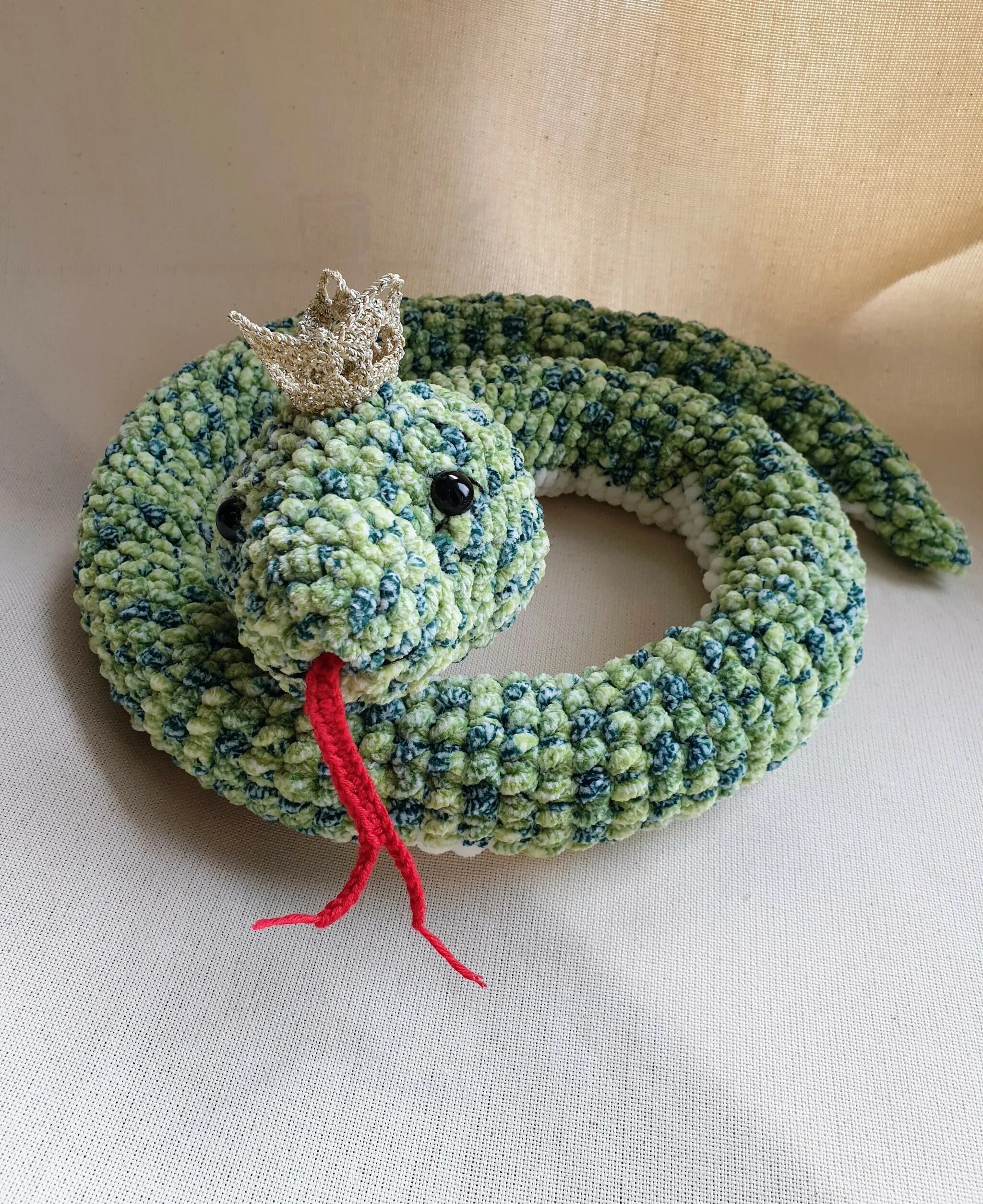 Схемы вязания крючком змей. Кобра амигуруми. Вязаная игрушка змея. Вязаная плюшевая змея. Вязаная змейка крючком.