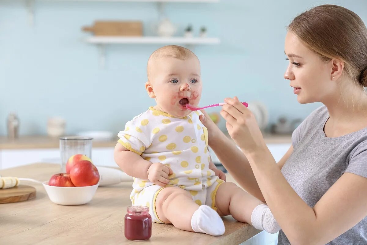 Мама кормит малыша. Feeding форма. Мама кормит малыша с ложечки. Кормление с ложечки. Питание детей.