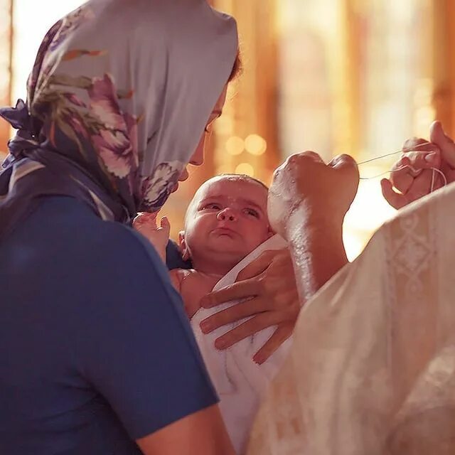 Можно перекрестить ребенка и поменять крестных. Перекрестить ребенка. Крещение взрослых детей в церкви. Конфессия в которой запрещено крещение детей. Дети с родителями в храме.